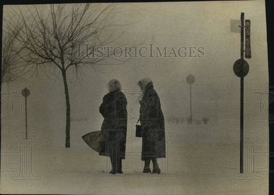 1961 Press Photo Mrs. Edward F. Esser with daughter wait in Milwaukee snow - Historic Images