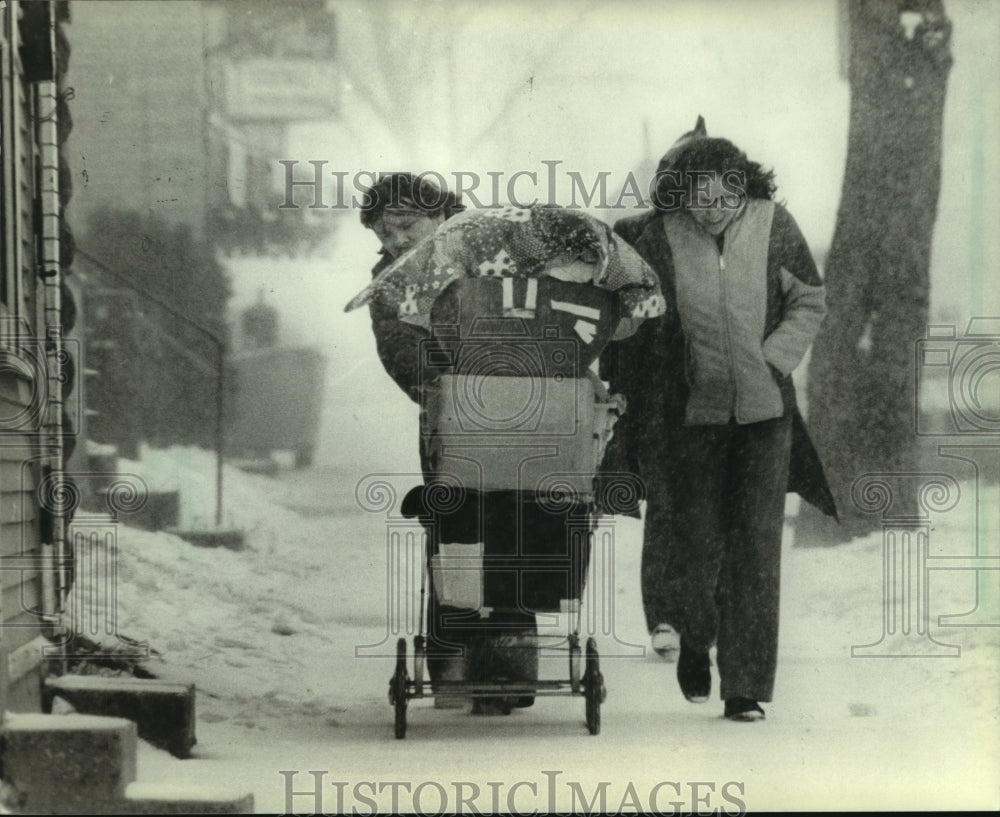 1982 Press Photo James Willson & Jolene Trepanier going to do laundry, Wisconsin - Historic Images