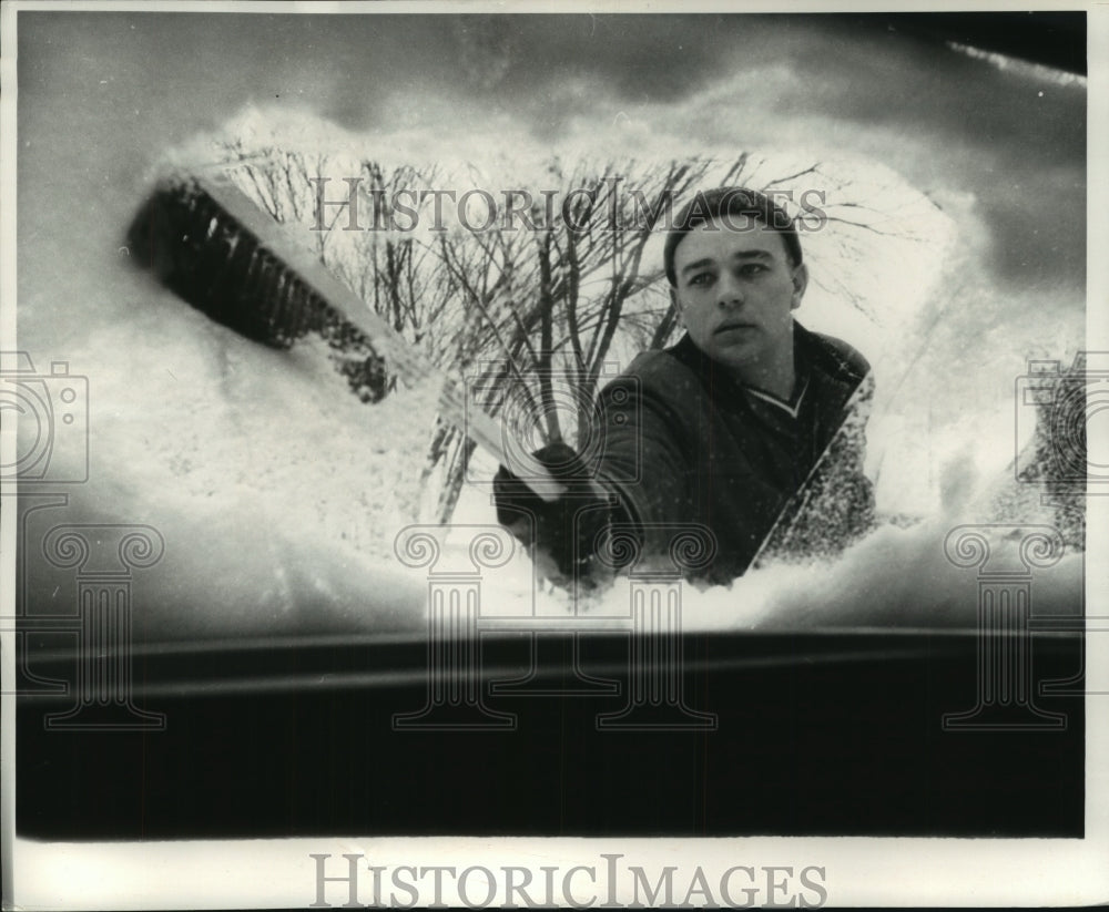 1962, Edwin Urlacher clearing snow from his windshield, Milwaukee - Historic Images