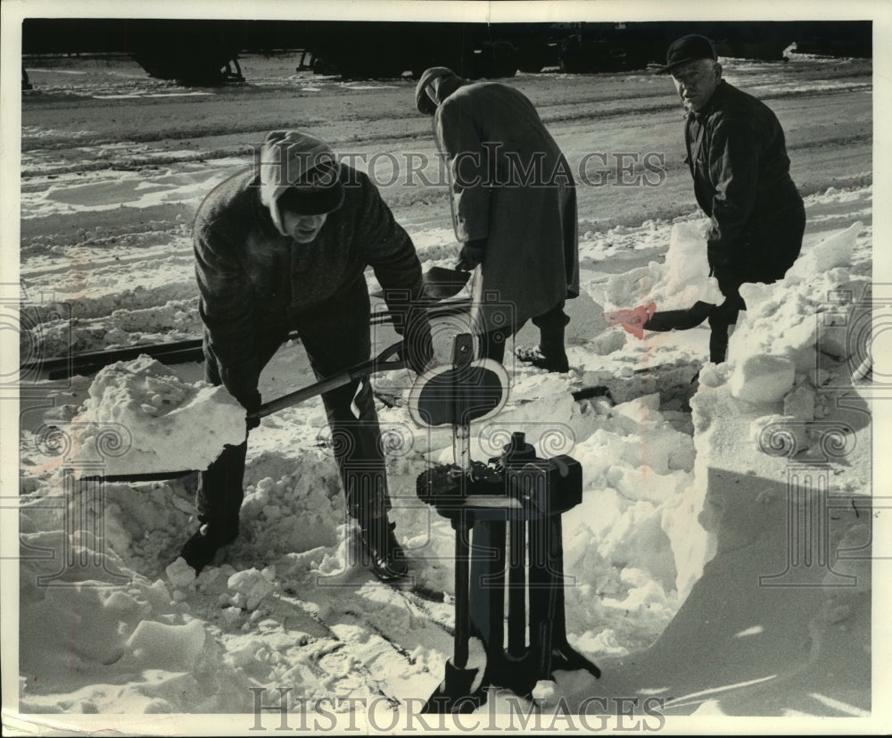 1962 Press Photo Railroad workers clearing snow from train tracks, Milwaukee - Historic Images