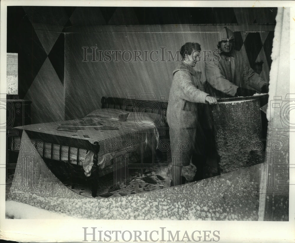 1961 Press Photo Grace Przybyiski, other, moving wind damaged items, Milwaukee. - Historic Images