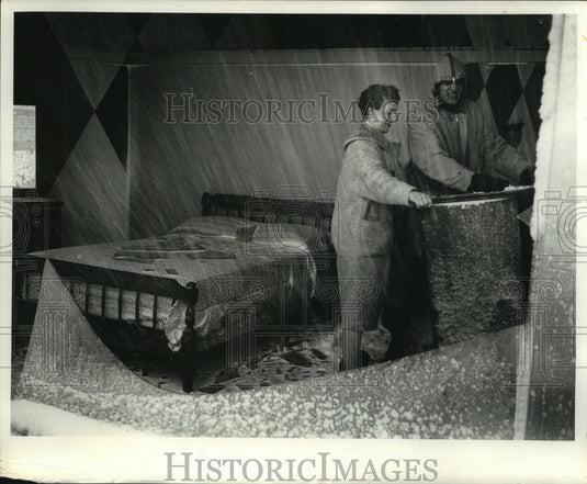 1961 Press Photo Grace Przybyiski, other, moving wind damaged items, Milwaukee. - Historic Images
