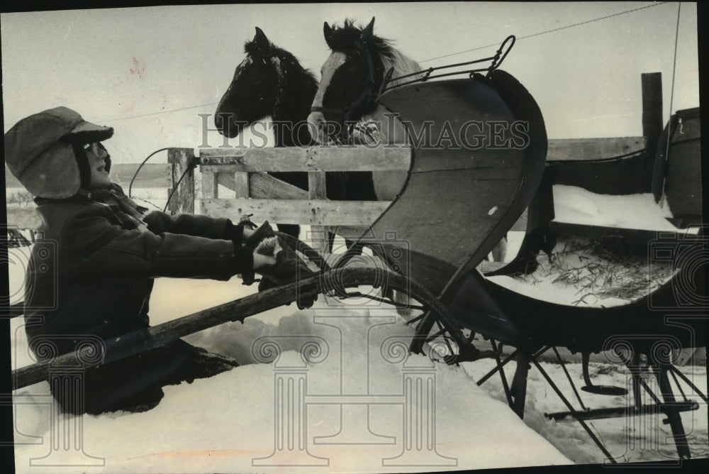 1962 Press Photo William Woolley struggles with sleigh on snow drifts, Milwaukee - Historic Images