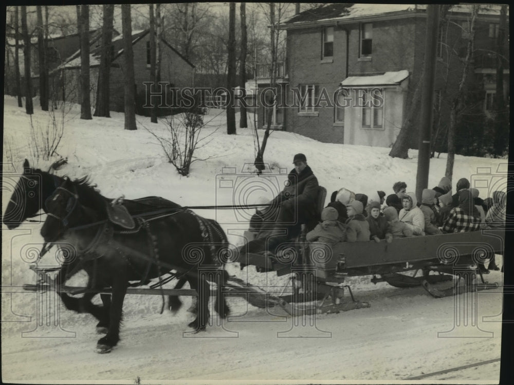 1947 Press Photo Oscar Kaiser, arranged sleigh rides for friends, Milwaukee. - Historic Images