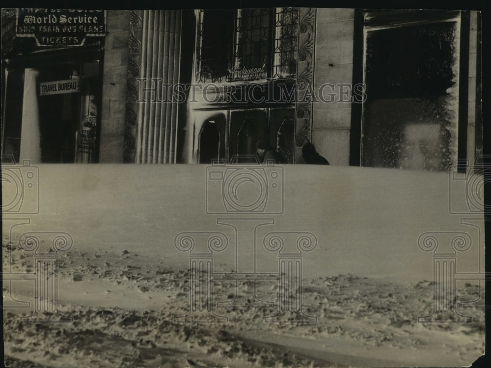 1947 Press Photo A five foot drift formed in front of Milwaukee's Bankers door. - Historic Images