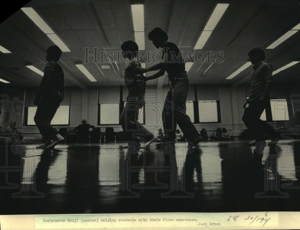1985 Instructor, students of UW-Milwaukee theater do floor exercises - Historic Images