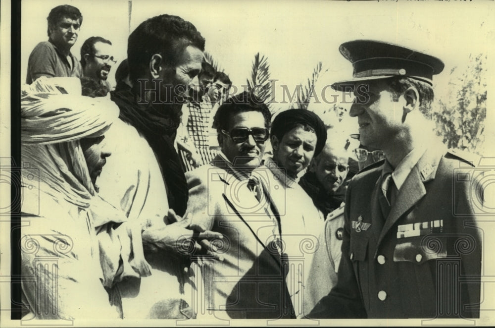 1975 Press Photo Spain's Prince Juan Carlos de Borbon meets local tribesmen-Historic Images