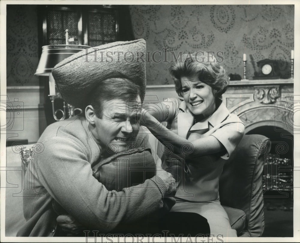 1963 Press Photo Biff McGuire, Pippa Scott in scene from the comedy &quot;Mary, Mary&quot; - Historic Images