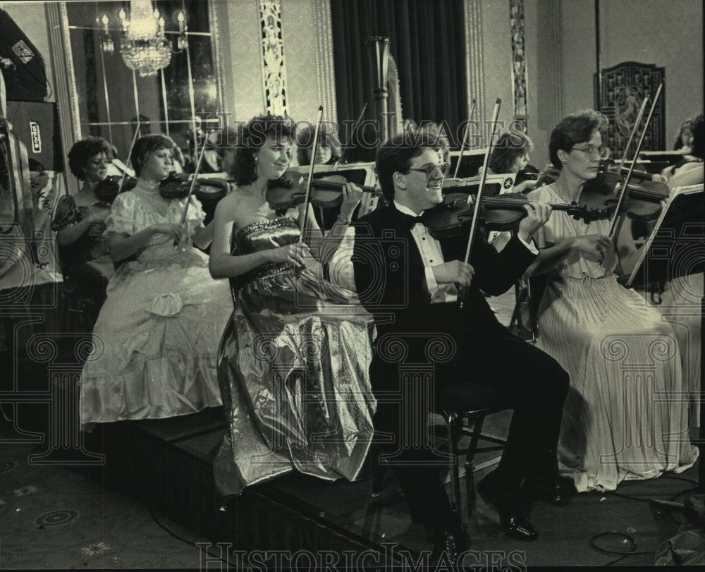 1987 Press Photo University of Wisconsin-Milwaukee&#39;s Symphony Orchestra performs - Historic Images