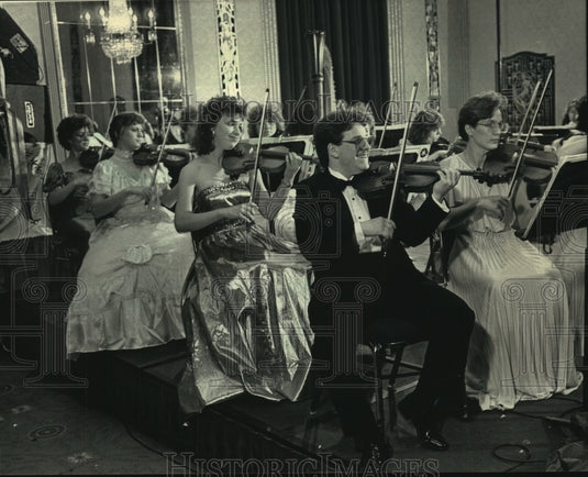 1987 Press Photo University of Wisconsin-Milwaukee's Symphony Orchestra performs - Historic Images