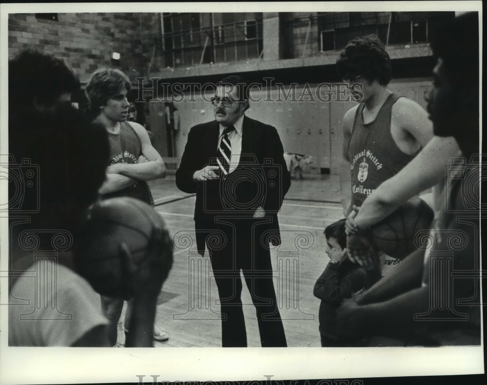 1978 Cardinal Stritch basketball coach Bill Stier with team - Historic Images