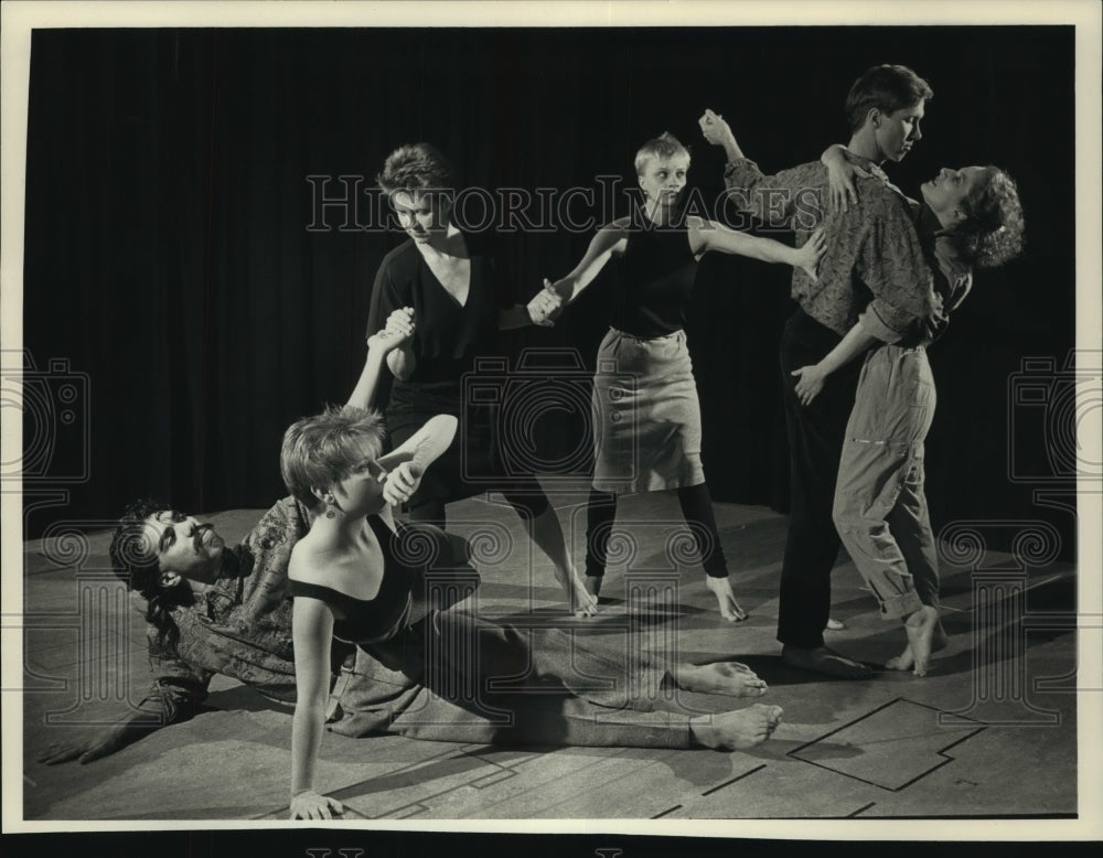 1988 Press Photo Cast of dance company at the Milwaukee Center, Wisconsin - Historic Images