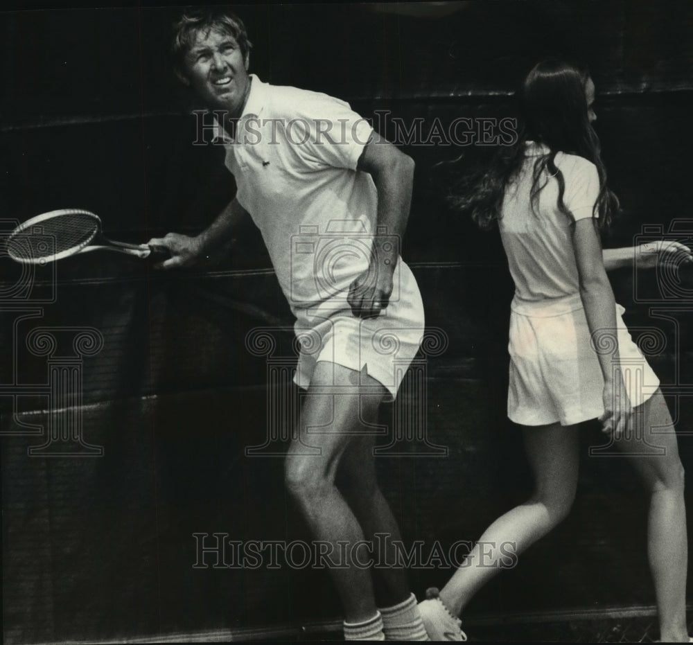 1973 Press Photo Hugh Stewart playing tennis at Balboa Bay, California. - Historic Images