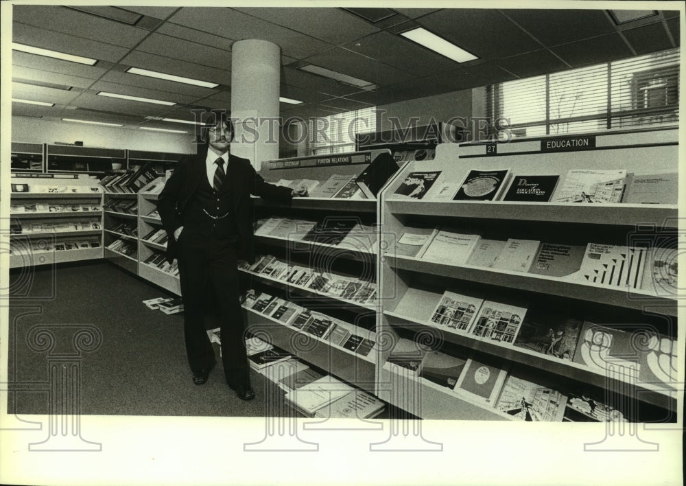 1981 Press Photo Robin Stibbe, manager of Government Bookstore, Milwaukee. - Historic Images
