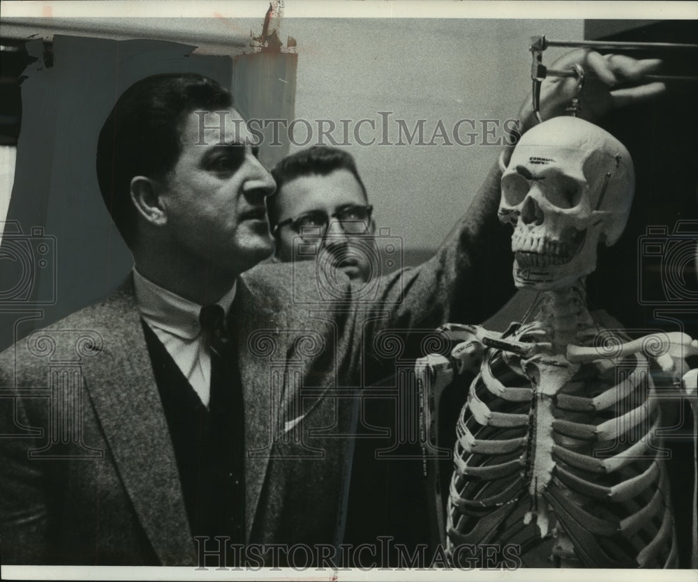 1957 Press Photo Comedian Danny Thomas at Marquette university medical school-Historic Images