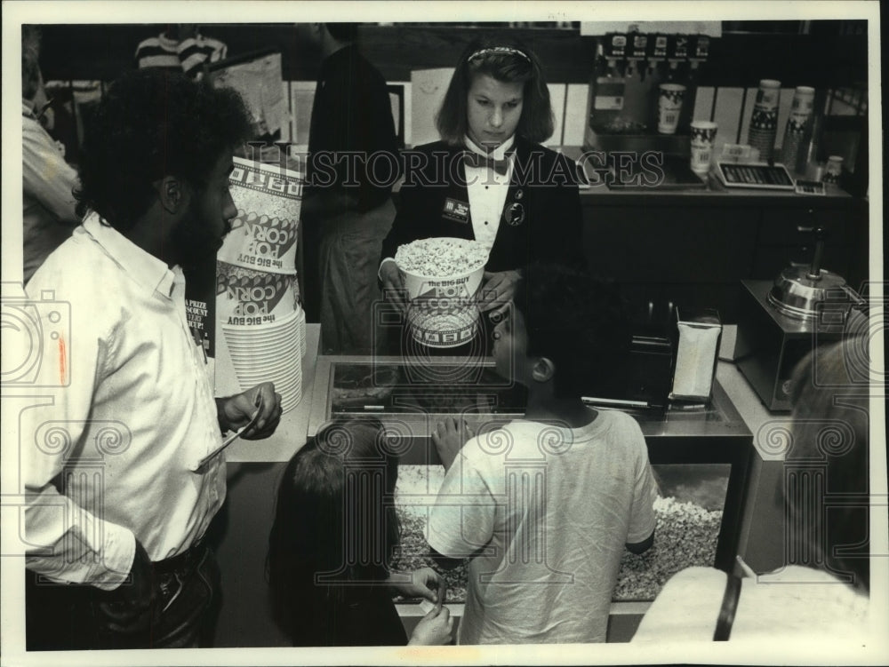 1990 Press Photo Cristina Hass serves popcorn, Prospect Mall theater, Milwaukee - Historic Images