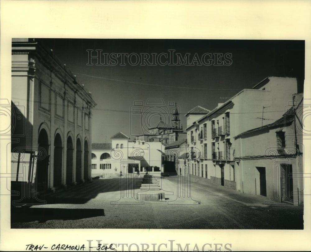 1988 Press Photo An old church dominates quiet cobbled streets of Carmona, Spain - Historic Images
