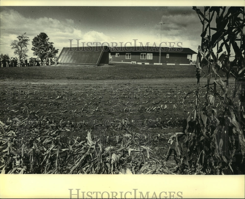 1979 Press Photo Solar collectors installed on the side of the Mueller's home - Historic Images