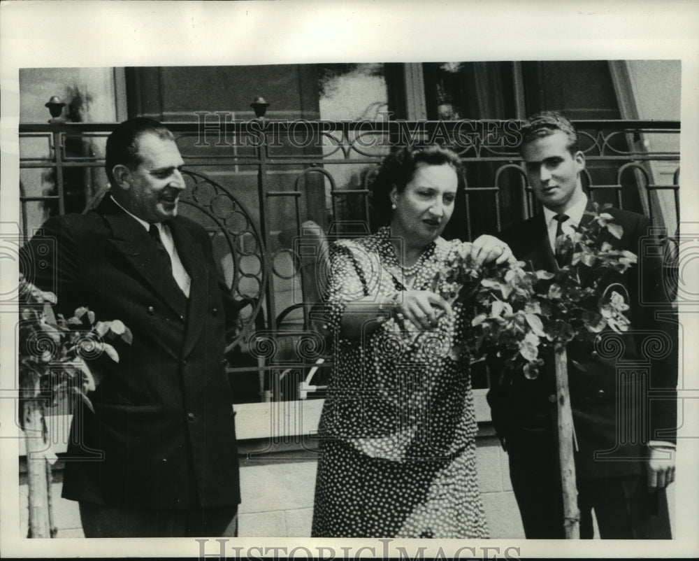 1957, Don Juan with wife Dona Maria and son Juan Carlor - mjc18389 - Historic Images