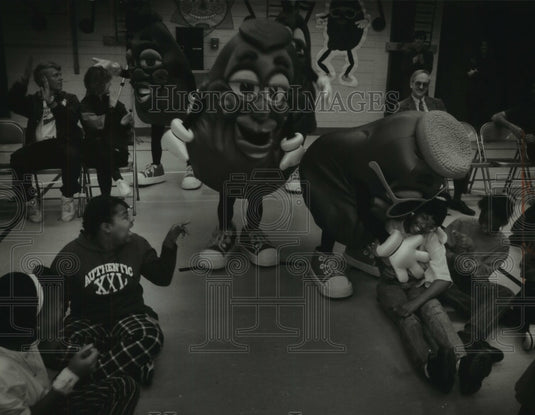 1993 Press Photo California Raisins visit Thoreau Elementary School - mjc18404 - Historic Images