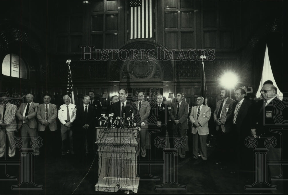 1989, Atty. Gen. Dick Thornurgh speaks to reporters in Milwaukee - Historic Images