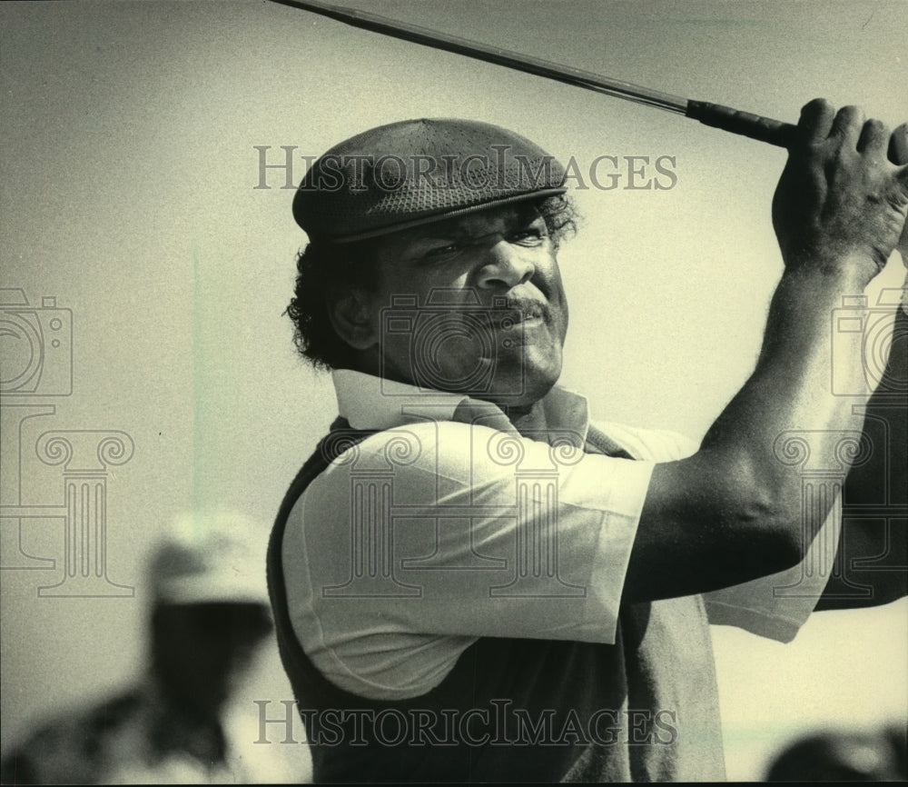 1985 Press Photo Jim Thorpe wins first tournament trophy in Milwaukee tournament - Historic Images