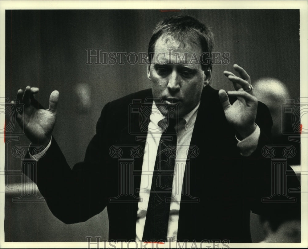 1991 District Atty. J. Dennis Thornton addresses the court - Historic Images