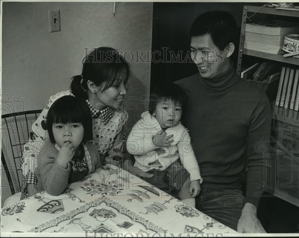 1975 Press Photo Dr. Thieu Minh Thu with his wife and children in Milwaukee - Historic Images
