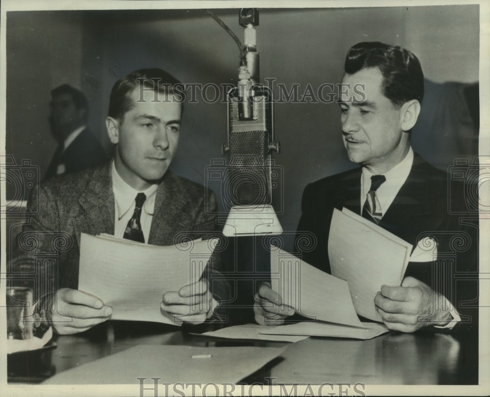 1950 Press Photo Lowell Tomas Sr. and his son, Lowell jr. broadcast conversation - Historic Images