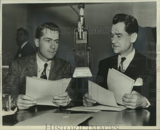 1950 Press Photo Lowell Tomas Sr. and his son, Lowell jr. broadcast conversation - Historic Images