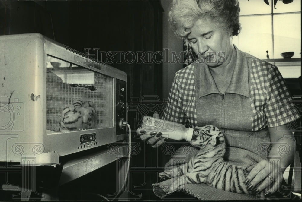 1983 Jean Rhodes bottle – Historic Images
