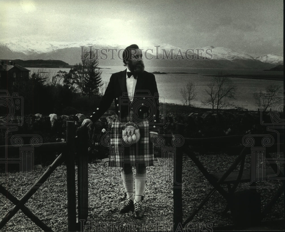 1983, Erie Allen greets guests at The Aird's Hotel in Scotland - Historic Images
