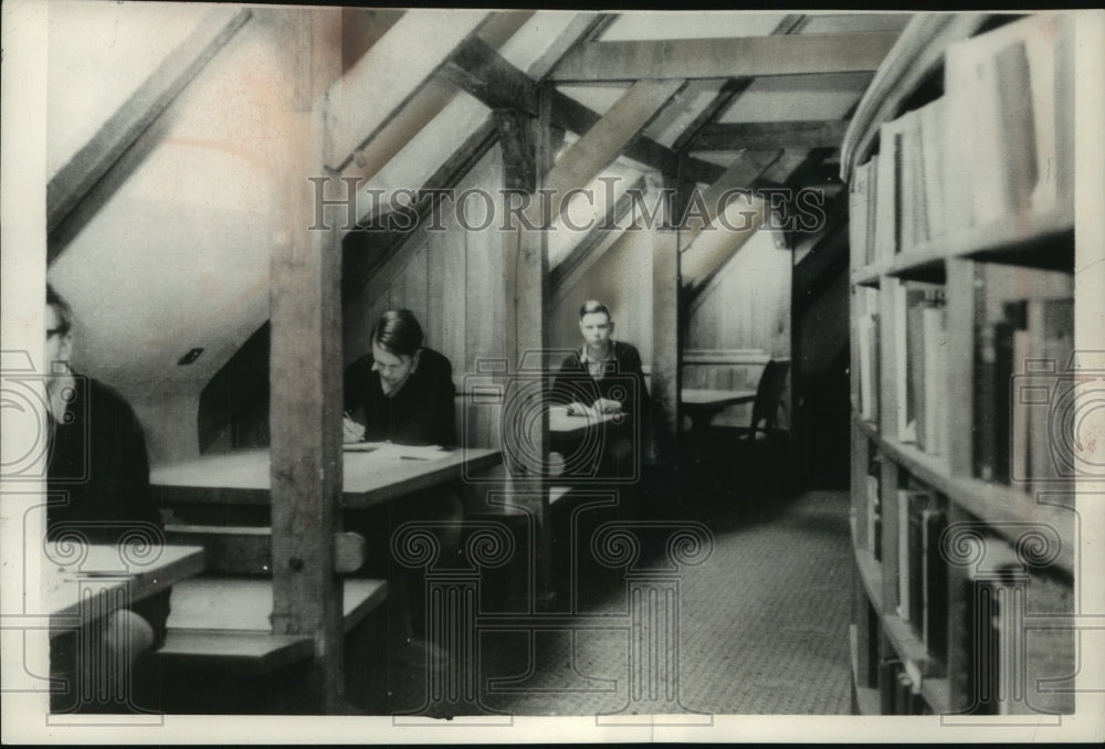 1962 Press Photo Pupils prepare lessons at Gordonstoun school in Scotland-Historic Images
