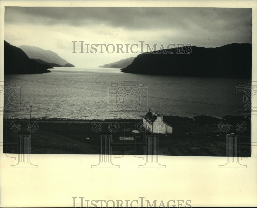 1987 Press Photo Dwellings are isolated by the rugged terrain in Lewis - Historic Images