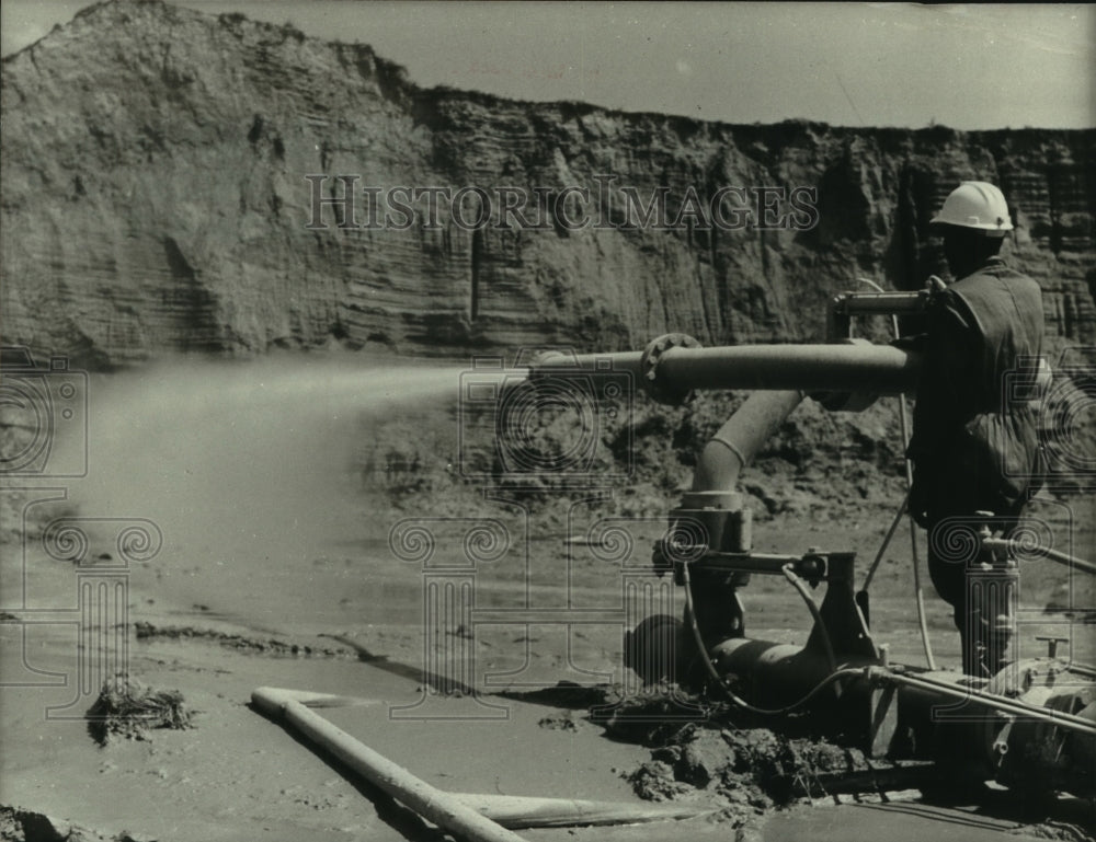 Press Photo Old mine dumps reprocessed via pumps, Johannesburg, South Africa - Historic Images