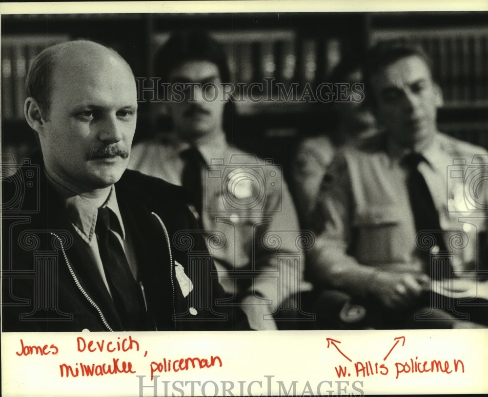 1981 James Devcich, Milwaukee policeman, and W. Allis policemen - Historic Images