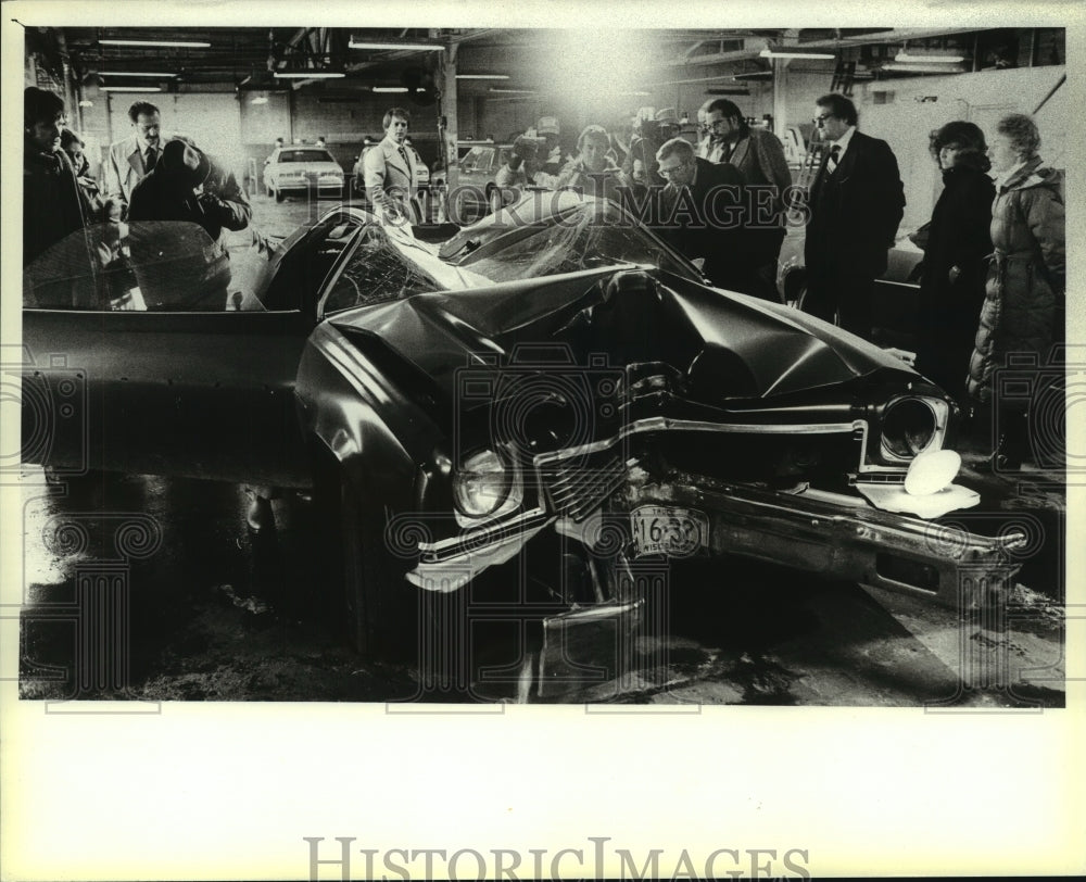 1982 Press Photo Jurors inspect Sugar Dee Tates&#39; truck at West Allis Police Dept - Historic Images