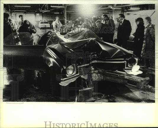 1982 Press Photo Jurors inspect Sugar Dee Tates' truck at West Allis Police Dept - Historic Images
