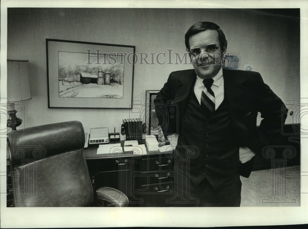 1977 Press Photo Donald W. Tendick Sr. purchased defibrillator for Saukville - Historic Images