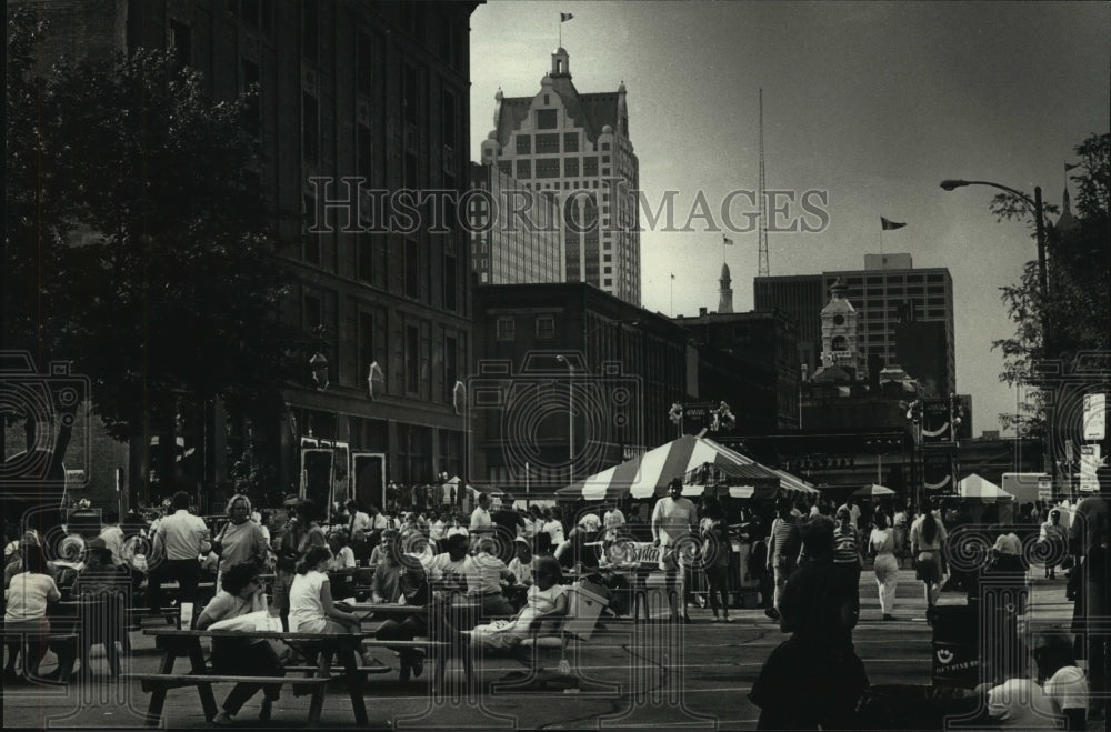 1989 Press Photo Best Block Party on North Broadway Street in Milwaukee - Historic Images