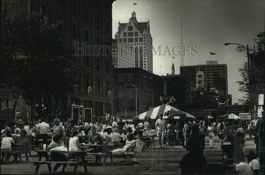 1989 Press Photo Best Block Party on North Broadway Street in Milwaukee - Historic Images