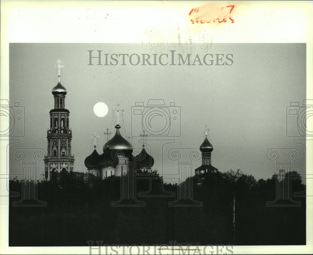 1991 The onion-dome spires of Moscow&#39;s Novodevichy Convent Russia - Historic Images