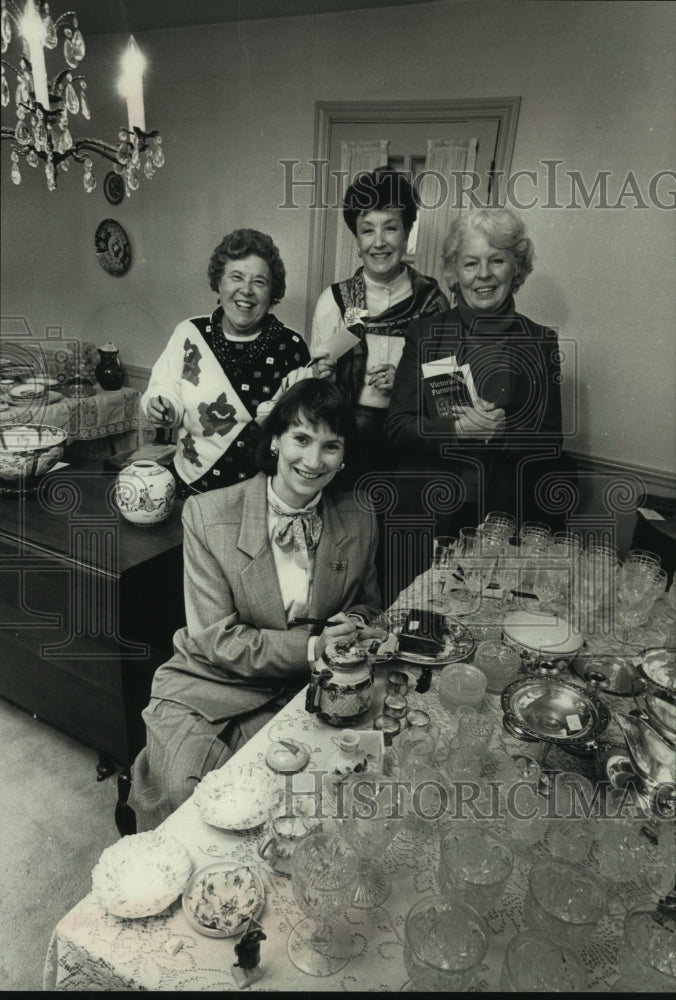 1989, Treasure Traders&#39;, an estate liquidation service, owners - Historic Images