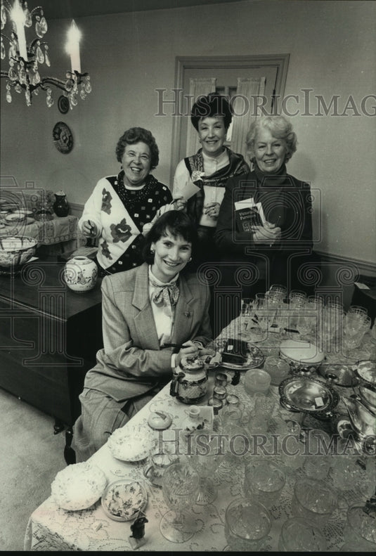1989, Treasure Traders', an estate liquidation service, owners - Historic Images