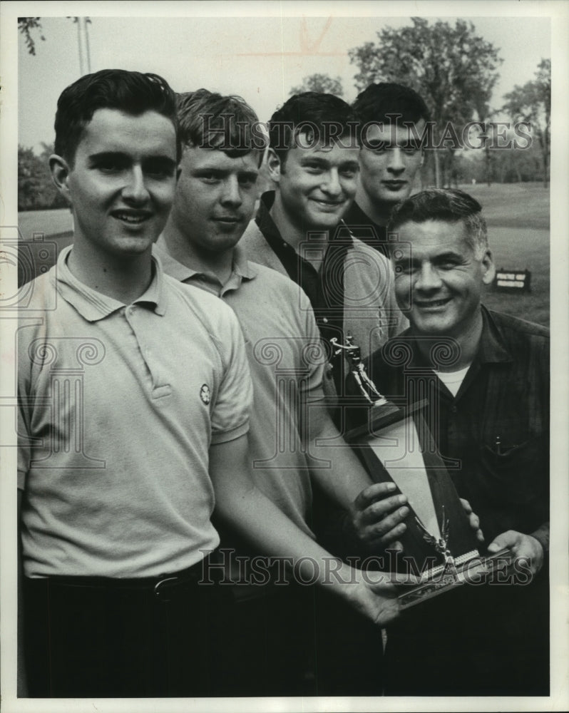 1966 Press Photo Father Frank Trainer and golf team First Place trophy Marquette - Historic Images