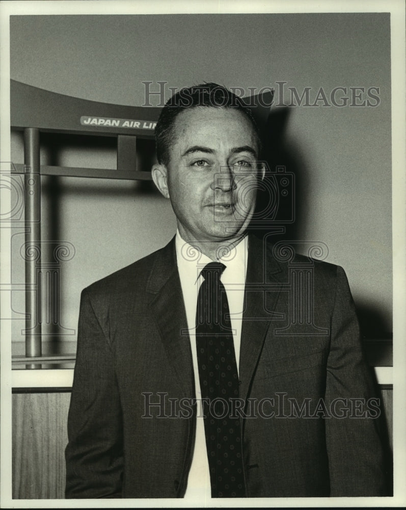 1968 Press Photo Professor Neil C Tappen, UW, in CA departing on Japan Air Lines - Historic Images