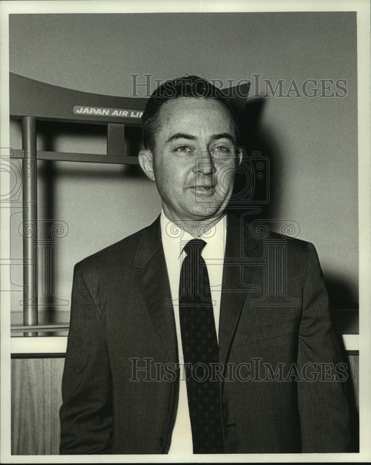 1968 Press Photo Professor Neil C Tappen, UW, in CA departing on Japan Air Lines - Historic Images