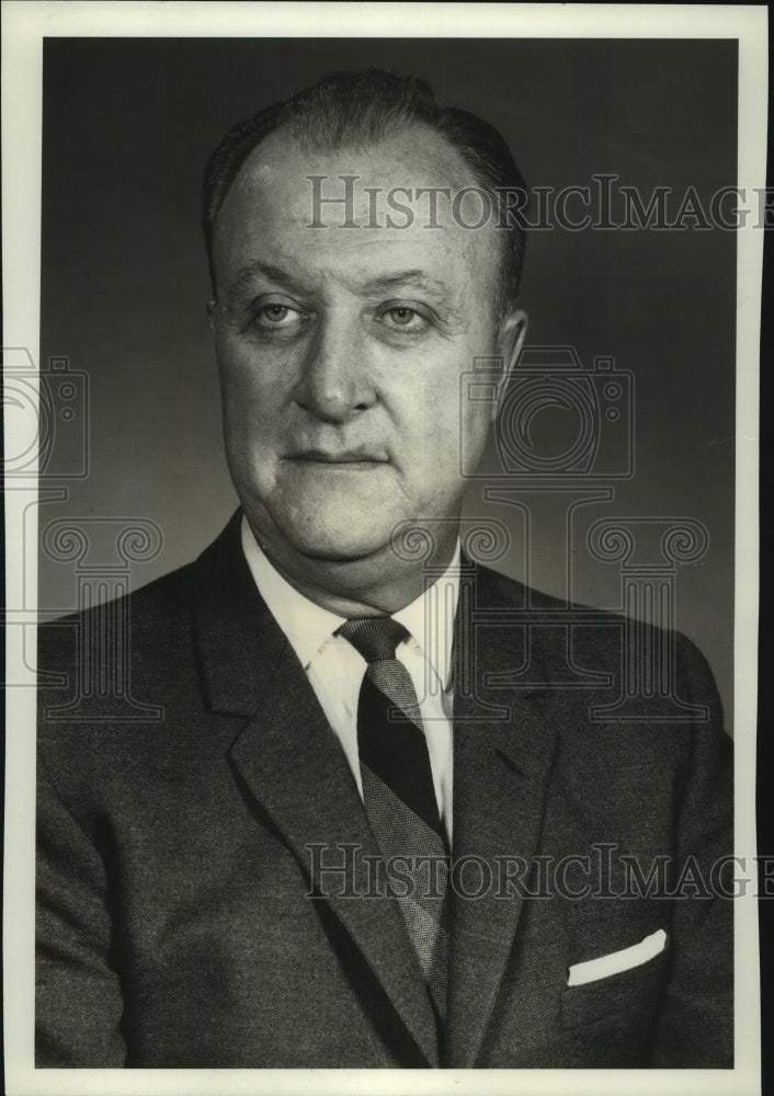 1968 Press Photo Kenneth V. Tapper group vice president, Universal American Corp - Historic Images