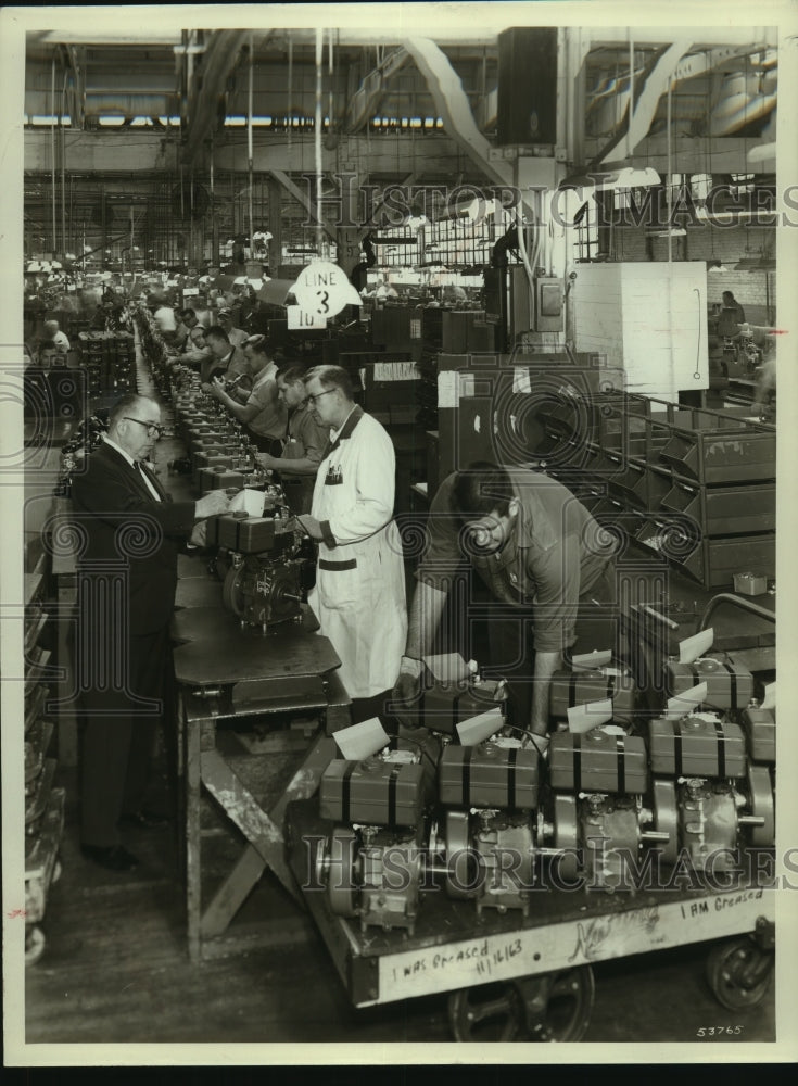 1963 Press Photo workers at Teledyne Wisconsin Motor work on new orders - Historic Images