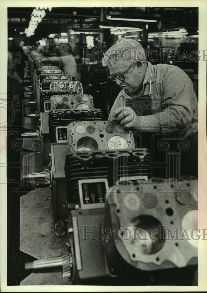 1969 Press Photo Harry R. Salla of Muskego works at Teledyne WIsconsin Motor - Historic Images